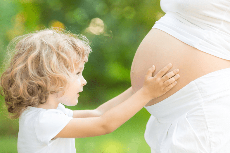 Accueillir un petit frère ou une petite sœur : accompagner vos aîné(e)s avec douceur - Tikino