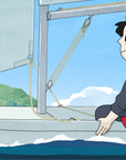 Une petite fille avec un gilet de sauvetage et un chapeau fait du catamaran dans ce visuel extrait du court métrage Moules-Frites produit par Miyu.