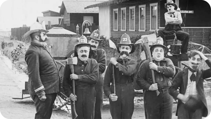 Photographie en noir et blanc de pompiers en tenue des années 20 prise dans le cadre du court métrage 
