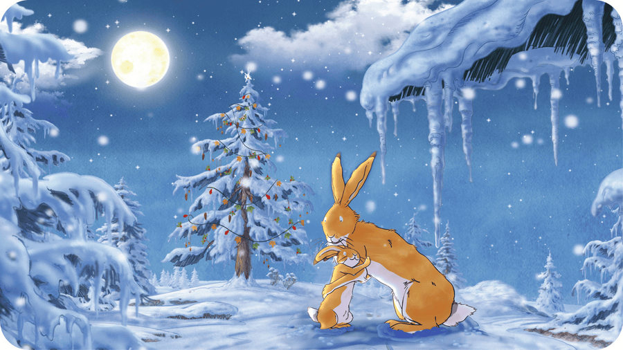 Petit lièvre brun et sa maman lièvre s'enlacent devant un sapin décoré pour Noël dans un paysage enneigé et sous la lune. Le Noël de petit lièvre brun disponible sur Tikino